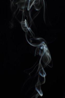 Siyah arkaplanda beyaz duman dokusu