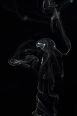 Siyah arkaplanda beyaz duman dokusu