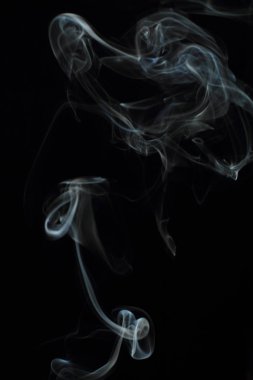 Siyah arkaplanda beyaz duman dokusu