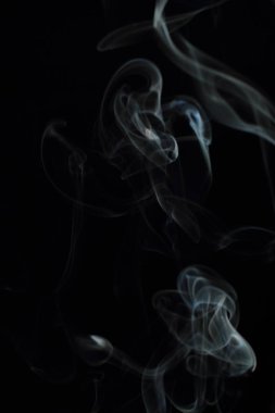 Siyah arkaplanda beyaz duman dokusu