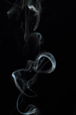 Siyah arkaplanda beyaz duman dokusu