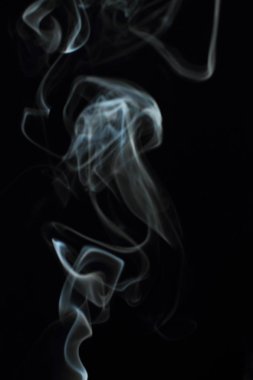 Siyah arkaplanda beyaz duman dokusu