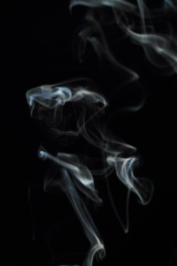 Siyah arkaplanda beyaz duman dokusu