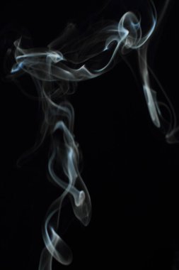 Siyah arkaplanda beyaz duman dokusu