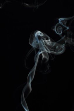 Siyah arkaplanda beyaz duman dokusu