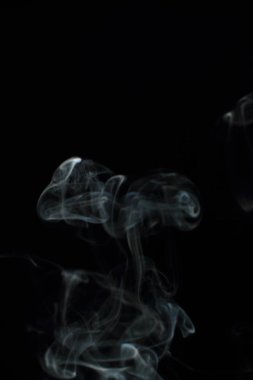 Siyah arkaplanda beyaz duman dokusu