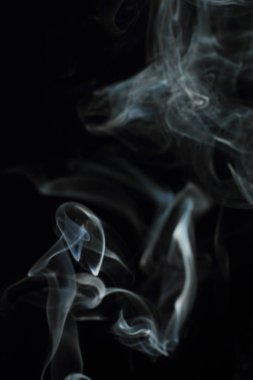 Siyah arkaplanda beyaz duman dokusu