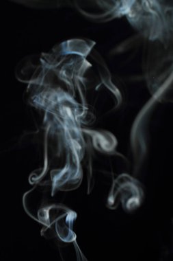 Siyah arkaplanda beyaz duman dokusu