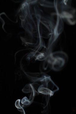 Siyah arkaplanda beyaz duman dokusu