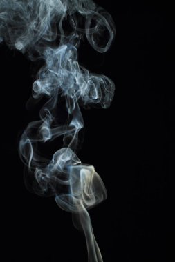 Siyah arkaplanda beyaz duman dokusu