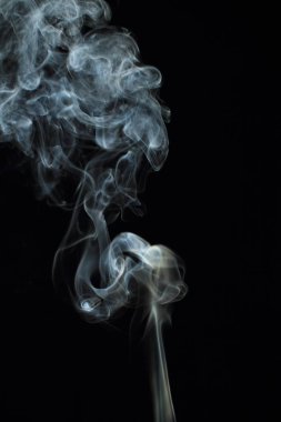 Siyah arkaplanda beyaz duman dokusu