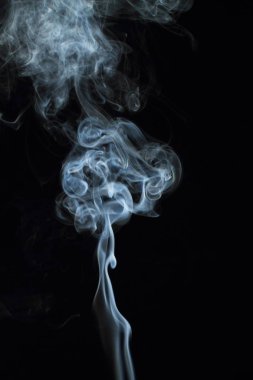 Siyah arkaplanda beyaz duman dokusu