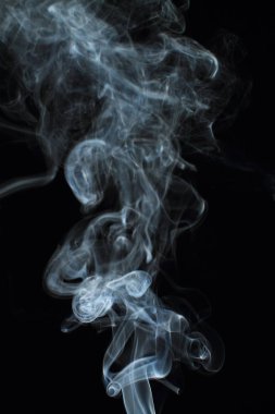 Siyah arkaplanda beyaz duman dokusu