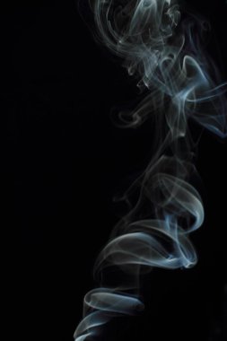Siyah arkaplanda beyaz duman dokusu