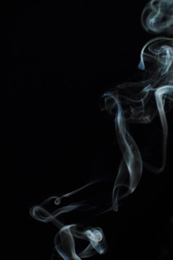 Siyah arkaplanda beyaz duman dokusu