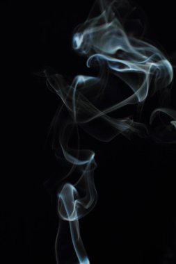 Siyah arkaplanda beyaz duman dokusu