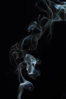 Siyah arkaplanda beyaz duman dokusu