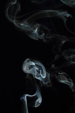 Siyah arkaplanda beyaz duman dokusu