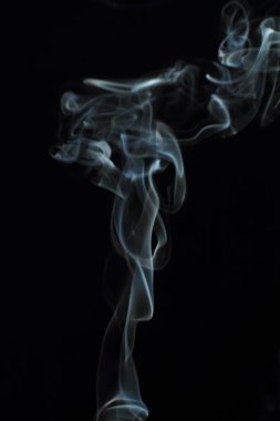 Siyah arkaplanda beyaz duman dokusu