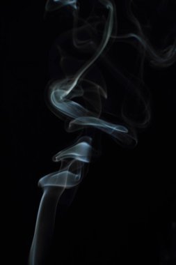 Siyah arkaplanda beyaz duman dokusu