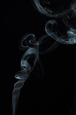 Siyah arkaplanda beyaz duman dokusu