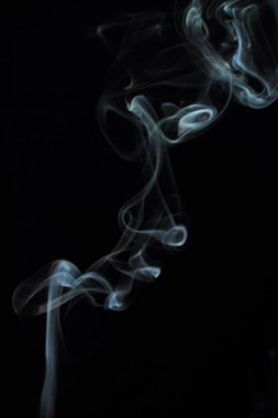 Siyah arkaplanda beyaz duman dokusu