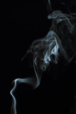 Siyah arkaplanda beyaz duman dokusu