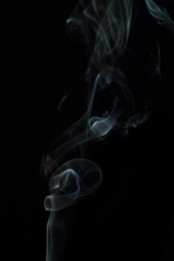 Siyah arkaplanda beyaz duman dokusu