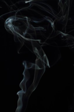 Siyah arkaplanda beyaz duman dokusu