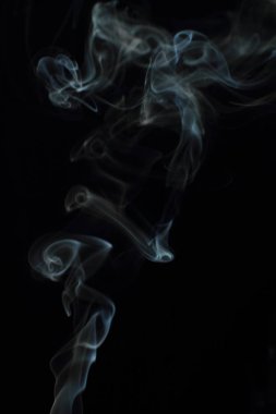 Siyah arkaplanda beyaz duman dokusu