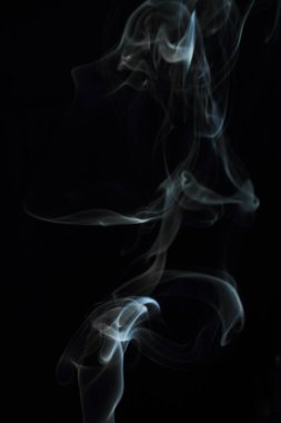 Siyah arkaplanda beyaz duman dokusu