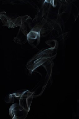 Siyah arkaplanda beyaz duman dokusu