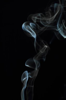 Siyah arkaplanda beyaz duman dokusu