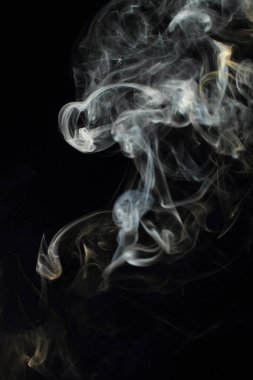 Siyah arkaplanda beyaz duman dokusu