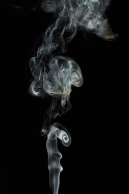 Siyah arkaplanda beyaz duman dokusu