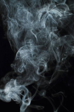 Siyah arkaplanda beyaz duman dokusu