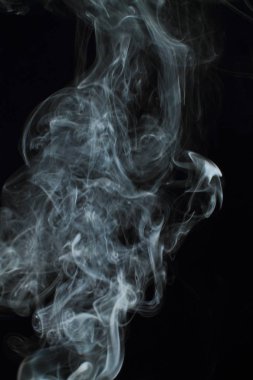 Siyah arkaplanda beyaz duman dokusu