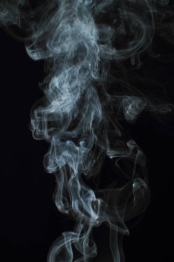 Siyah arkaplanda beyaz duman dokusu