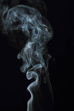 Siyah arkaplanda beyaz duman dokusu