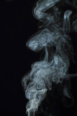 Siyah arkaplanda beyaz duman dokusu
