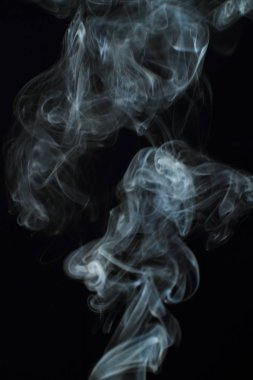 Siyah arkaplanda beyaz duman dokusu