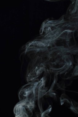 Siyah arkaplanda beyaz duman dokusu