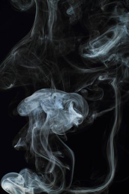 Siyah arkaplanda beyaz duman dokusu