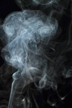 Siyah arkaplanda beyaz duman dokusu