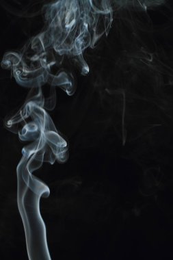 Siyah arkaplanda beyaz duman dokusu