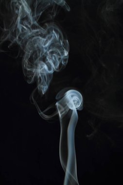 Siyah arkaplanda beyaz duman dokusu