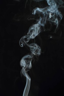 Siyah arkaplanda beyaz duman dokusu