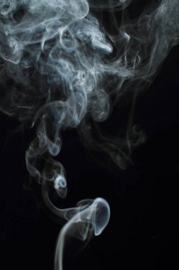 Siyah arkaplanda beyaz duman dokusu