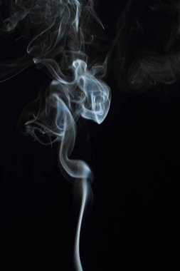 Siyah arkaplanda beyaz duman dokusu