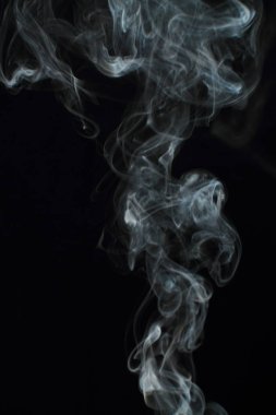 Siyah arkaplanda beyaz duman dokusu